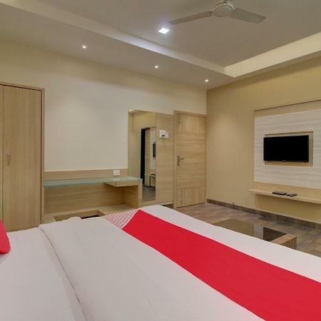 Oyo 35844 Hotel Lotus Residency Sāngli Buitenkant foto