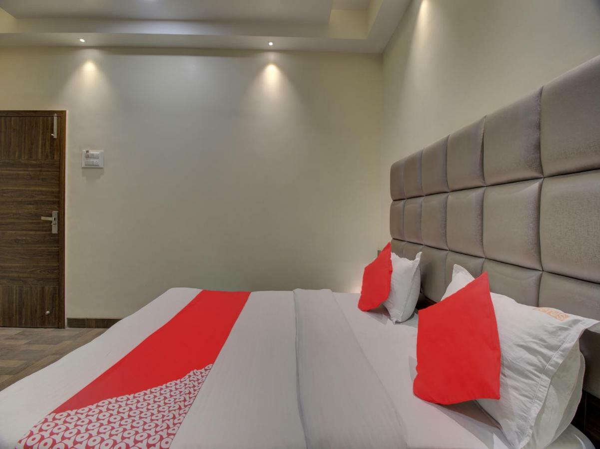 Oyo 35844 Hotel Lotus Residency Sāngli Buitenkant foto