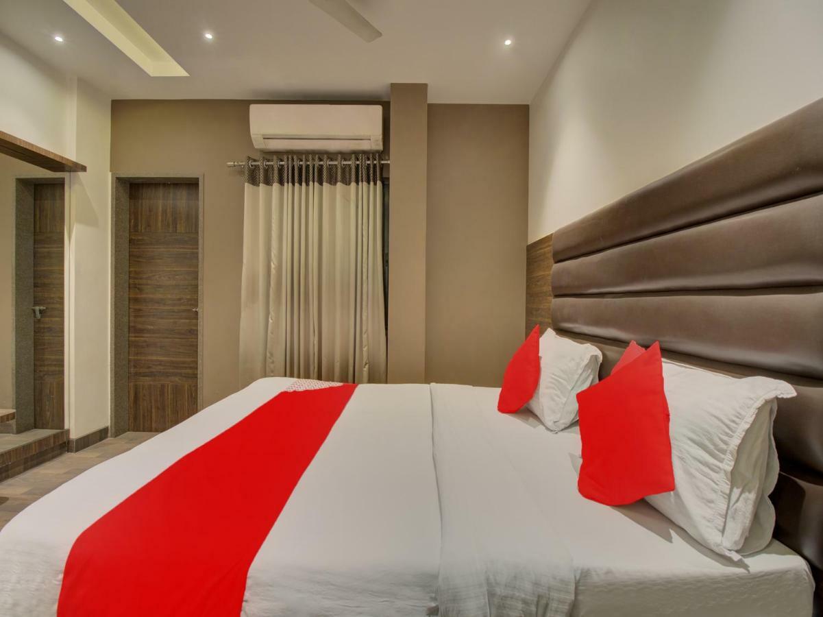 Oyo 35844 Hotel Lotus Residency Sāngli Buitenkant foto