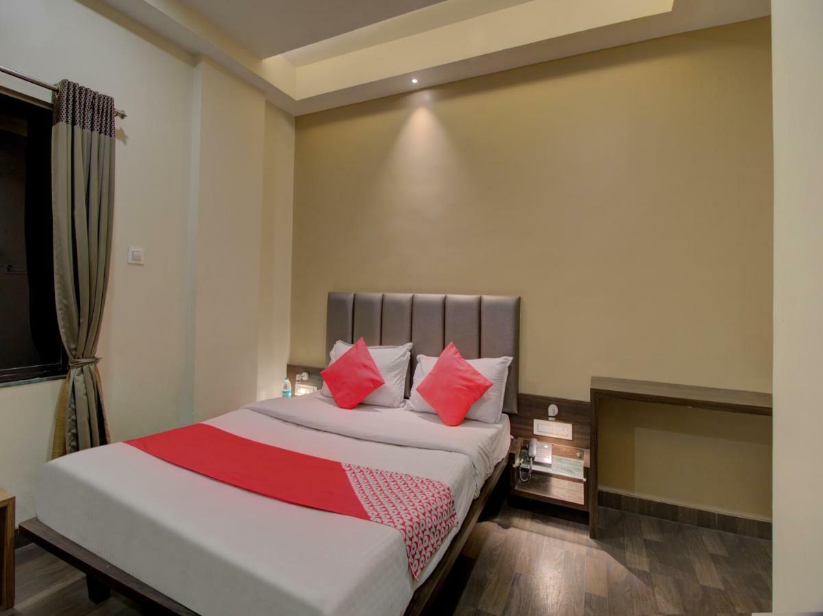 Oyo 35844 Hotel Lotus Residency Sāngli Buitenkant foto
