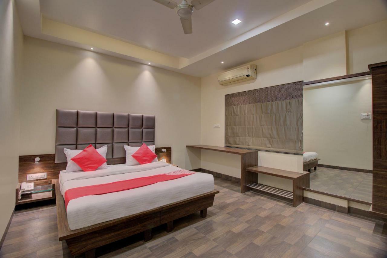 Oyo 35844 Hotel Lotus Residency Sāngli Buitenkant foto