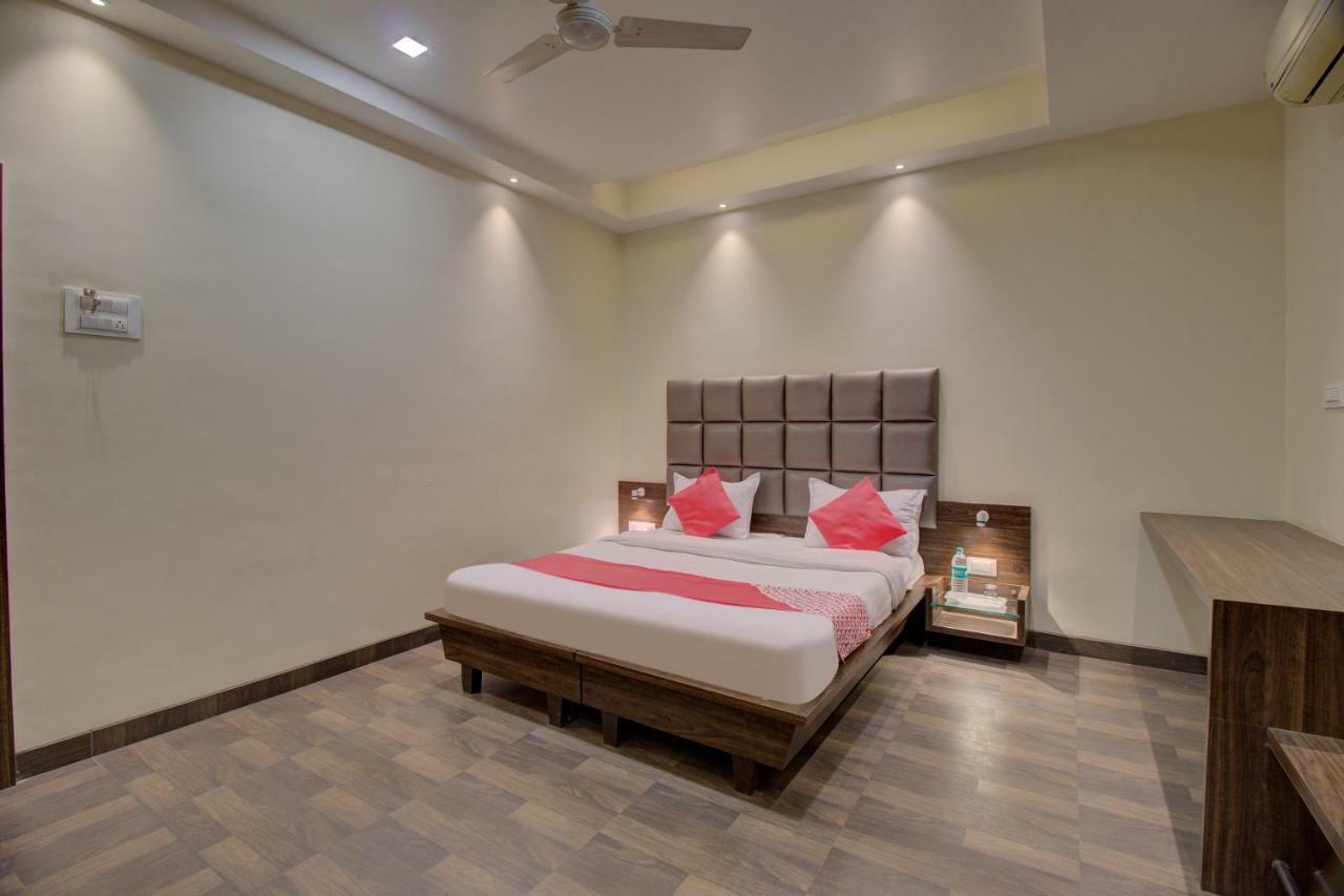 Oyo 35844 Hotel Lotus Residency Sāngli Buitenkant foto