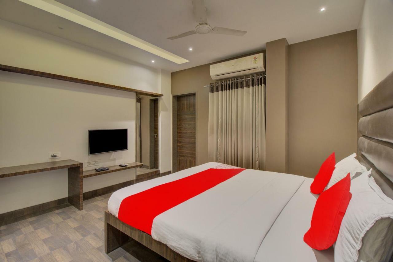 Oyo 35844 Hotel Lotus Residency Sāngli Buitenkant foto