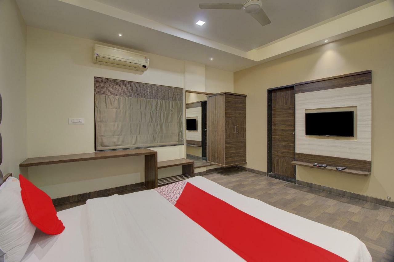 Oyo 35844 Hotel Lotus Residency Sāngli Buitenkant foto
