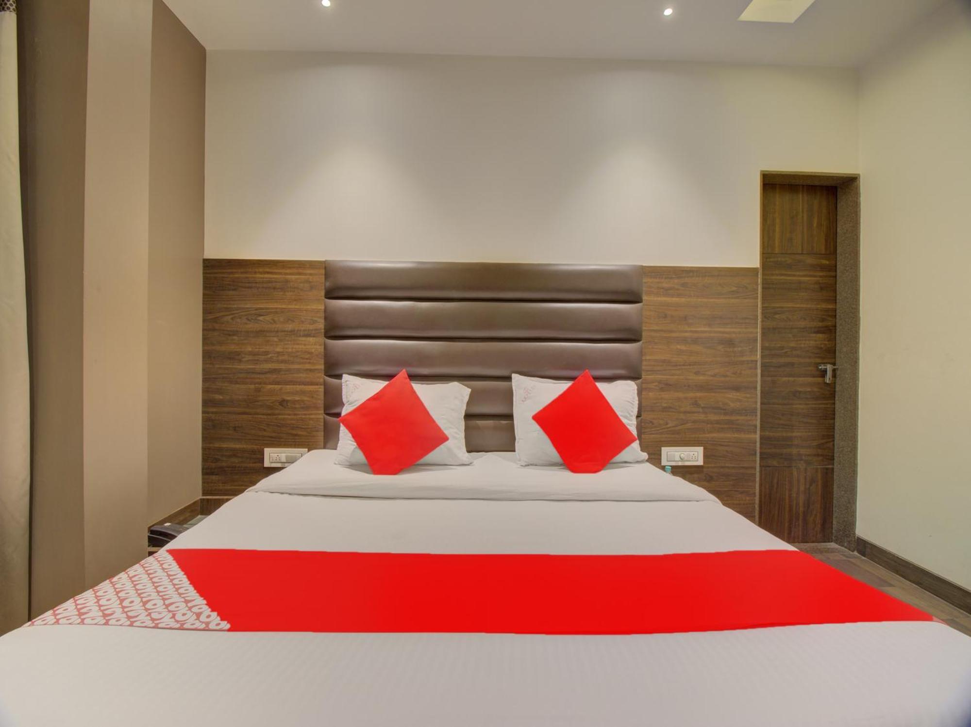 Oyo 35844 Hotel Lotus Residency Sāngli Buitenkant foto